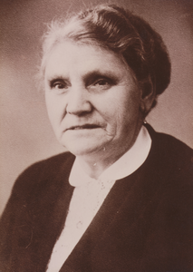 862827 Portret van Cornelia ('Kee') Rose-Hansen (1891) op 65-jarige leeftijd. Zij woonde o.a. in de Hooipoort, in de ...